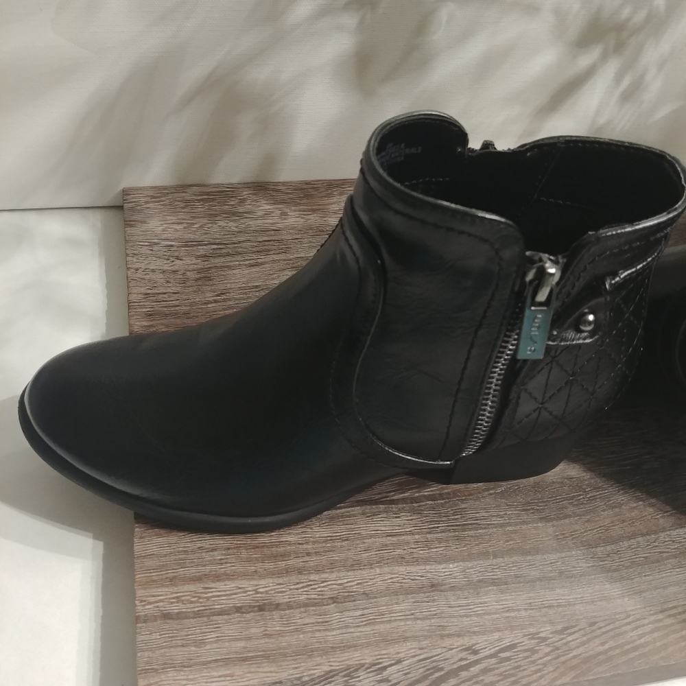 Unisa "Unpatsie" Black Booties Size 6M